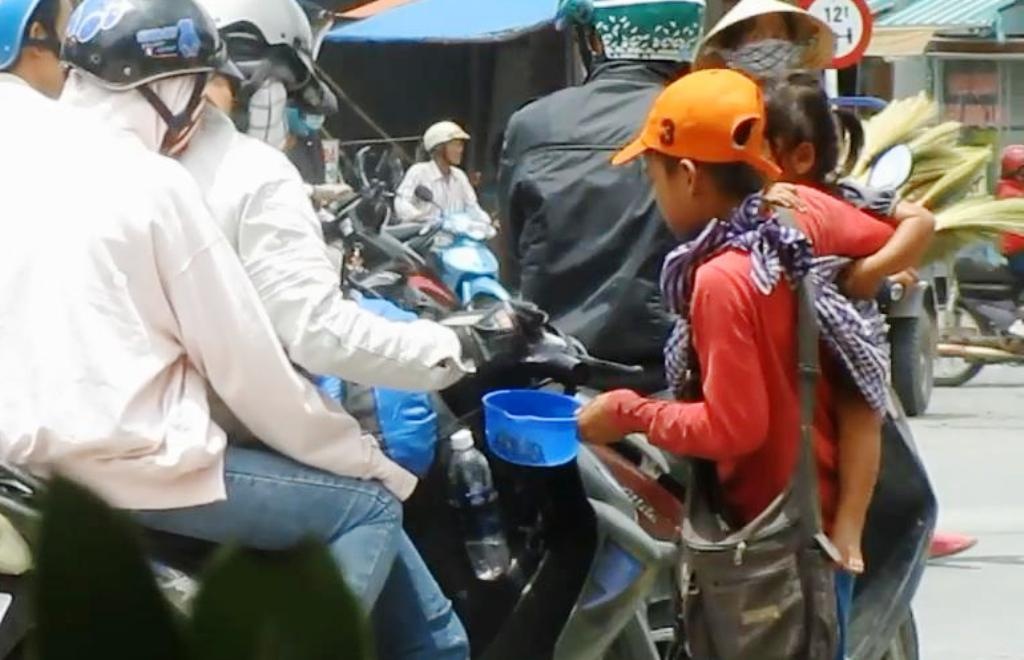 Canh tre em 'cai bang' ua ra quoc lo xin tien hinh anh