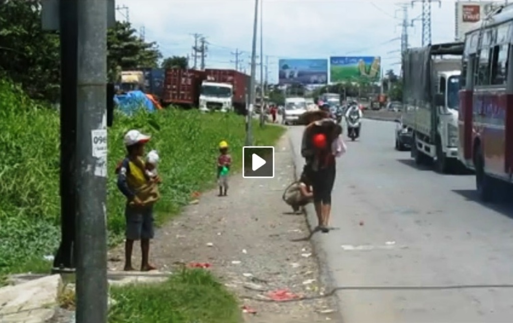 Tre em ‘cai bang’ day dat tren quoc lo hinh anh