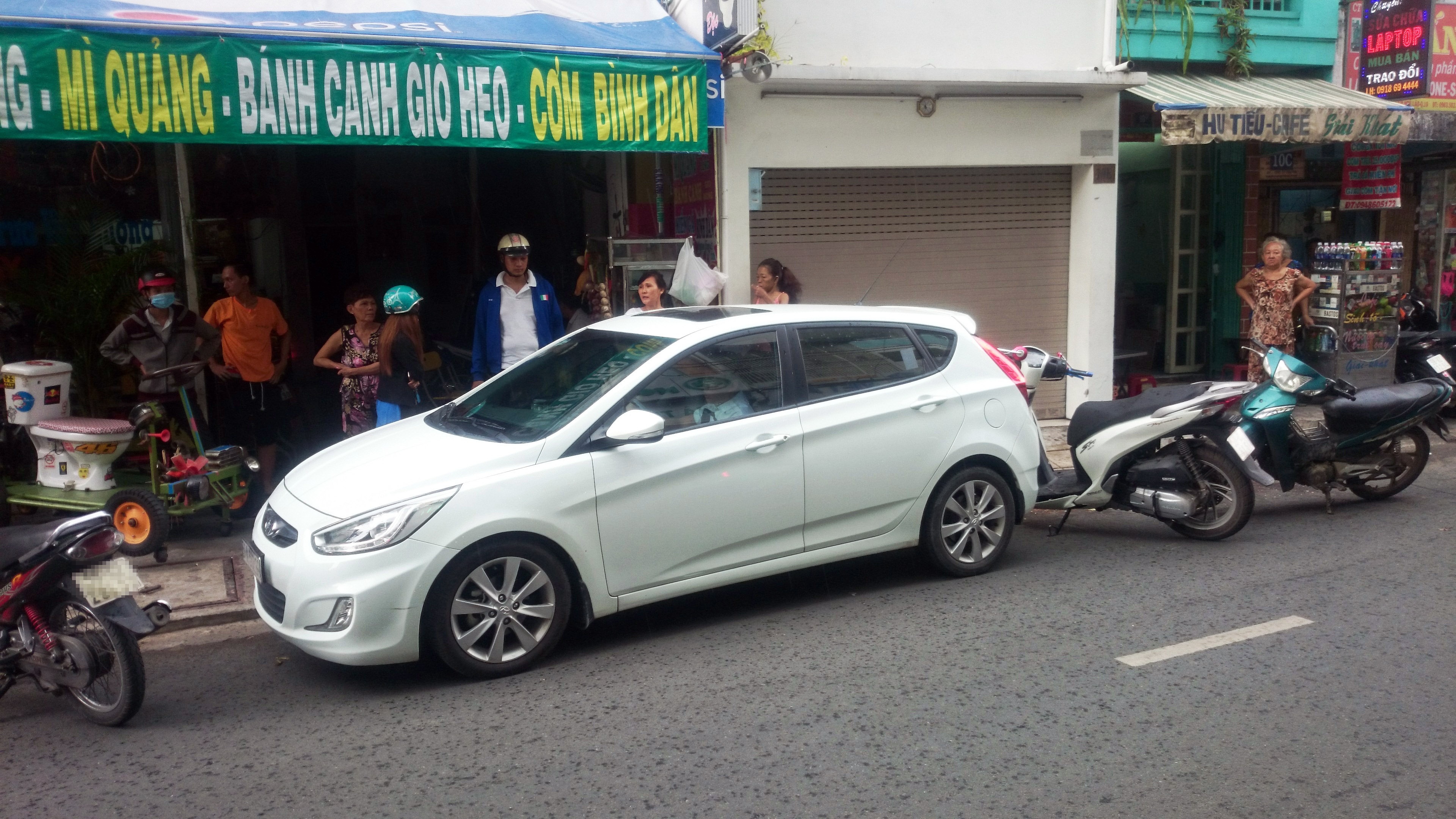 Hai xe máy truy đuổi và chặn đầu ôtô gây va chạm trên đường Lương Hữu Khánh, quận 1.