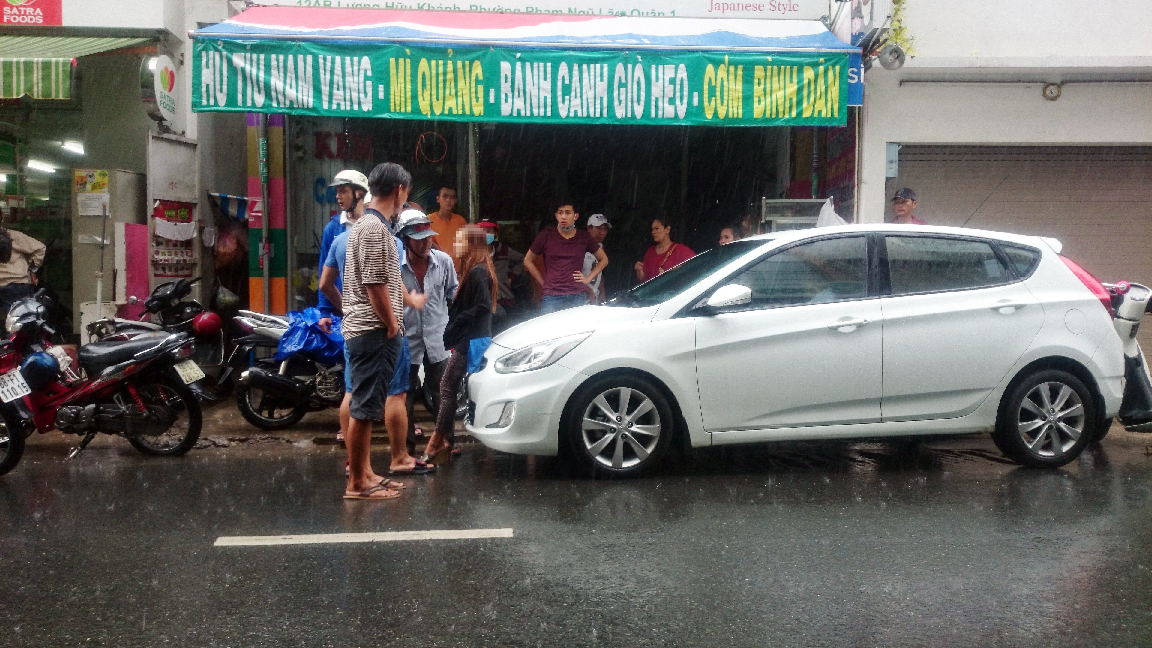 Truy duoi 5 km de bat tai xe oto xin loi hinh anh