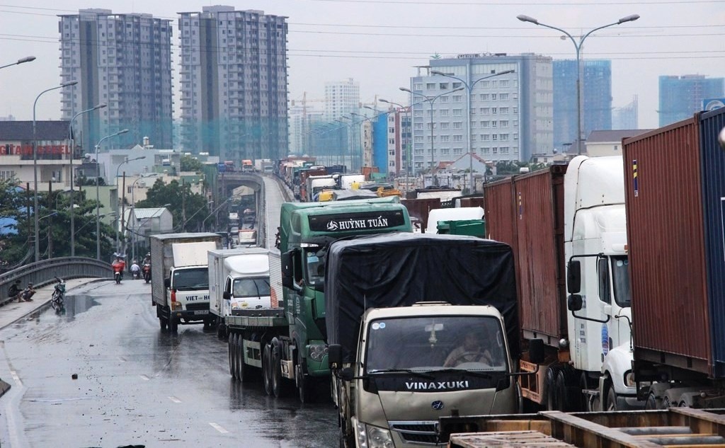 Xe dau keo gap nan, cau Phu My ket cung 3 gio hinh anh