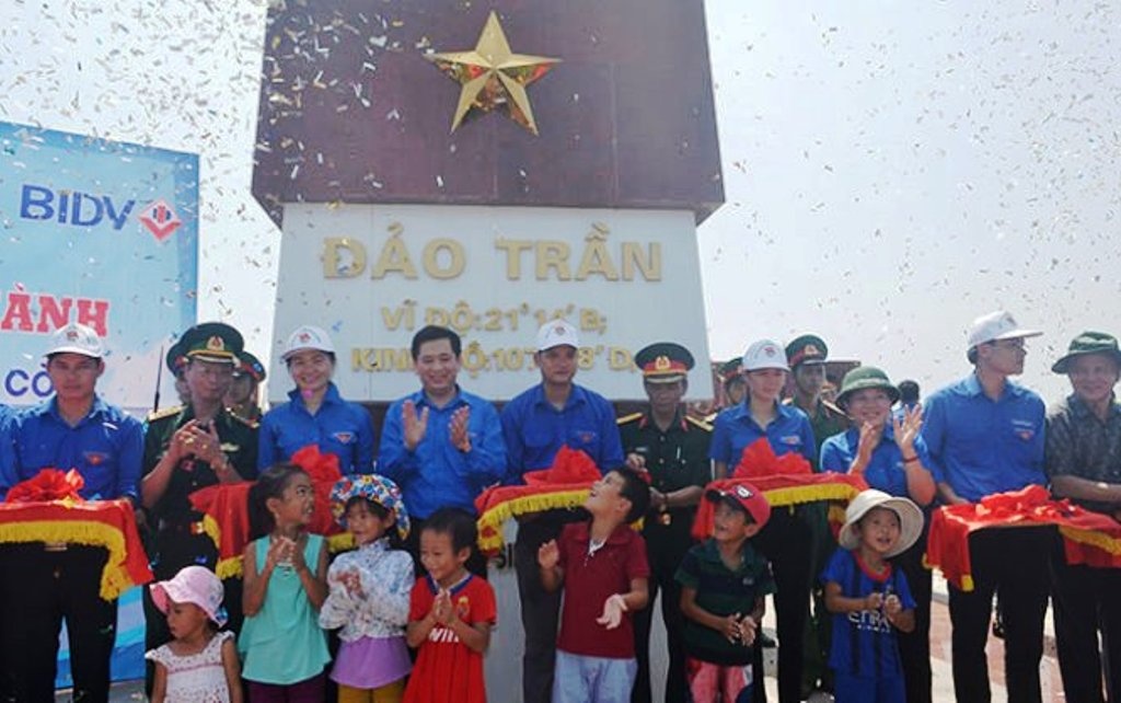 Khanh thanh cot co chu quyen tren dao Tran hinh anh