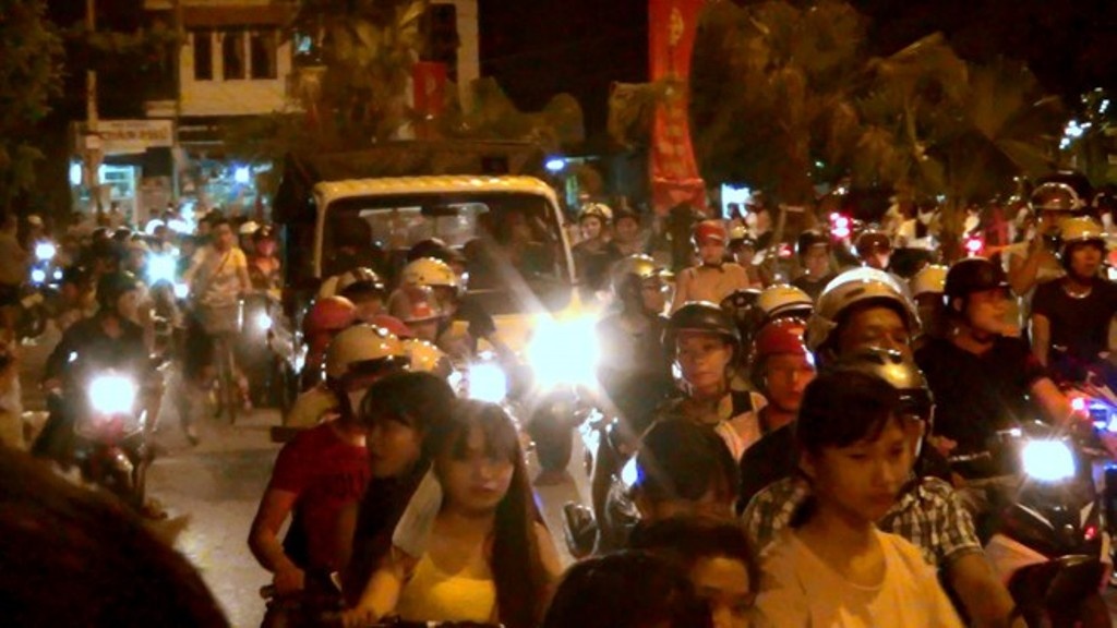 Hai 'hot girl' thach danh nhau vi mau thuan... tren Facebook hinh anh