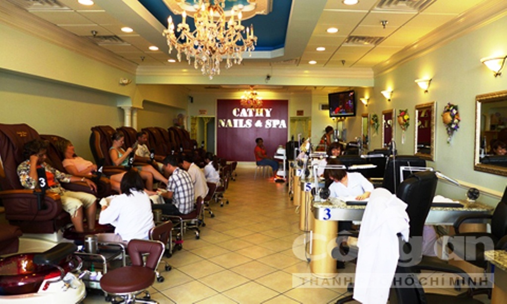 Ở một tiệm nail sang trọng của người Việt trên đất Mỹ.