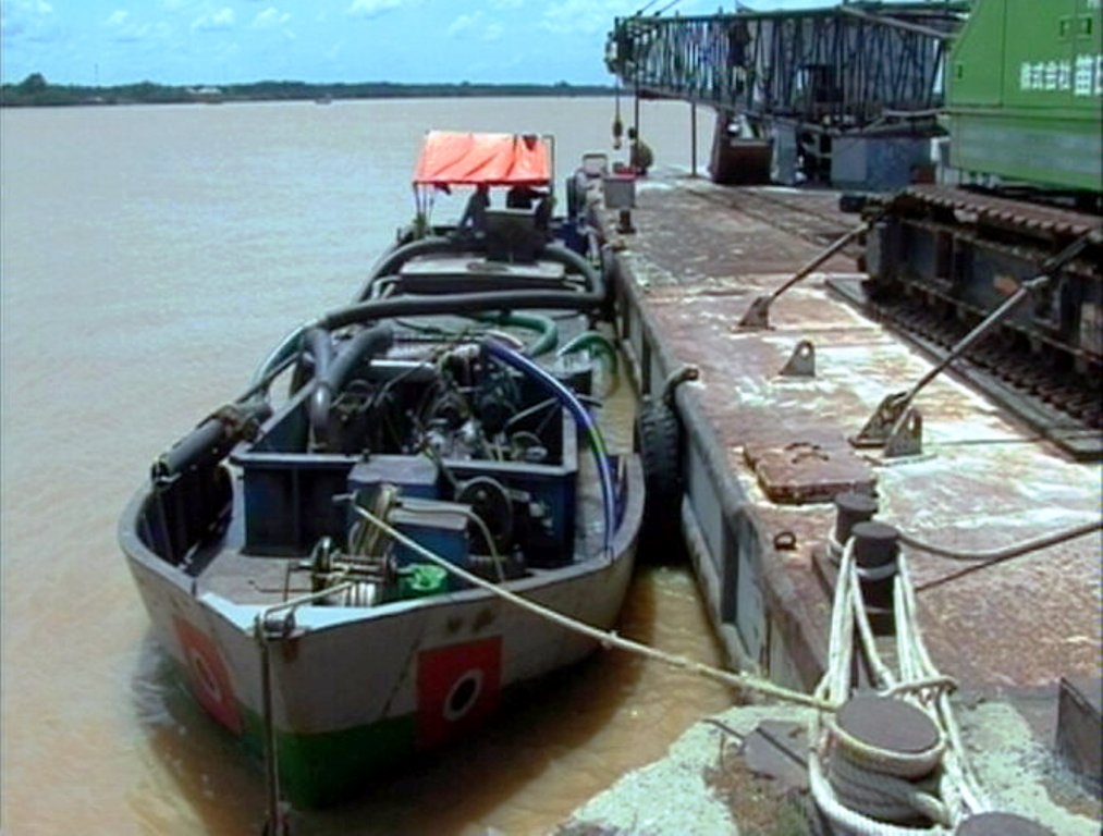 Chiếc ghe bơm cát trái phép trên sông Hàm Luông đang bị tạm giữ.