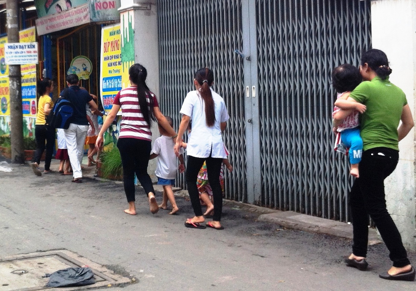 Chay canh truong mam non, co giao be hoc sinh thao chay hinh anh