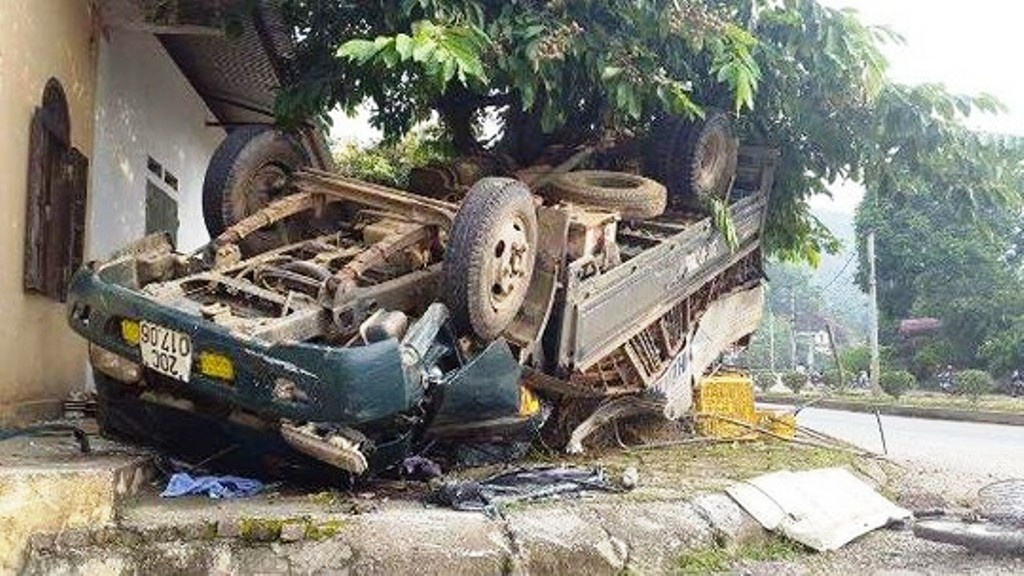 Xe tai lon nhieu vong, tong 3 hoc sinh thuong vong hinh anh