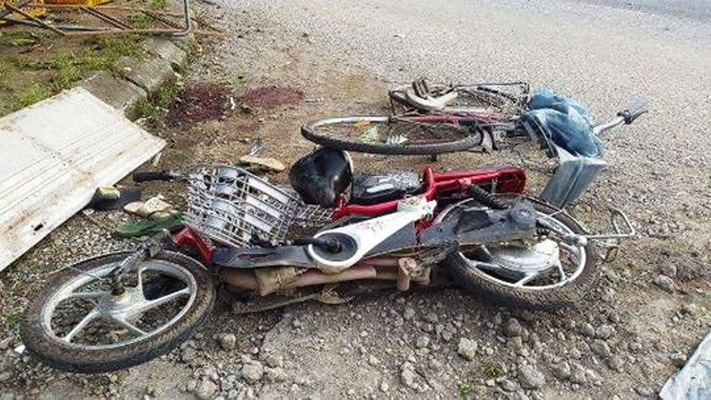 Xe đạp của ba nữ sinh tại hiện trường.