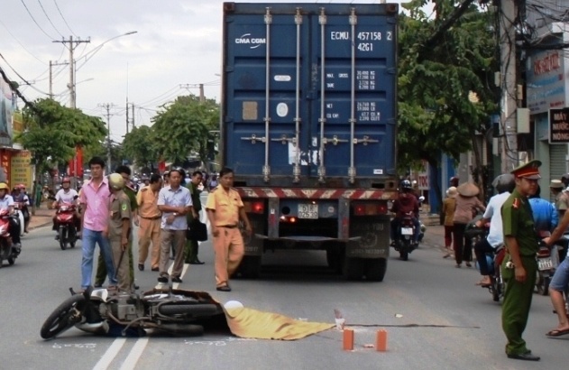 Chong om thi the vo gao khoc giua duong hinh anh