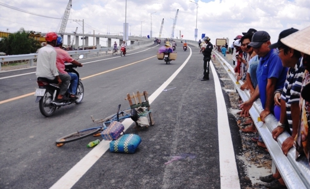 Tai nan dau tien tren cau My Loi ngay thong xe hinh anh