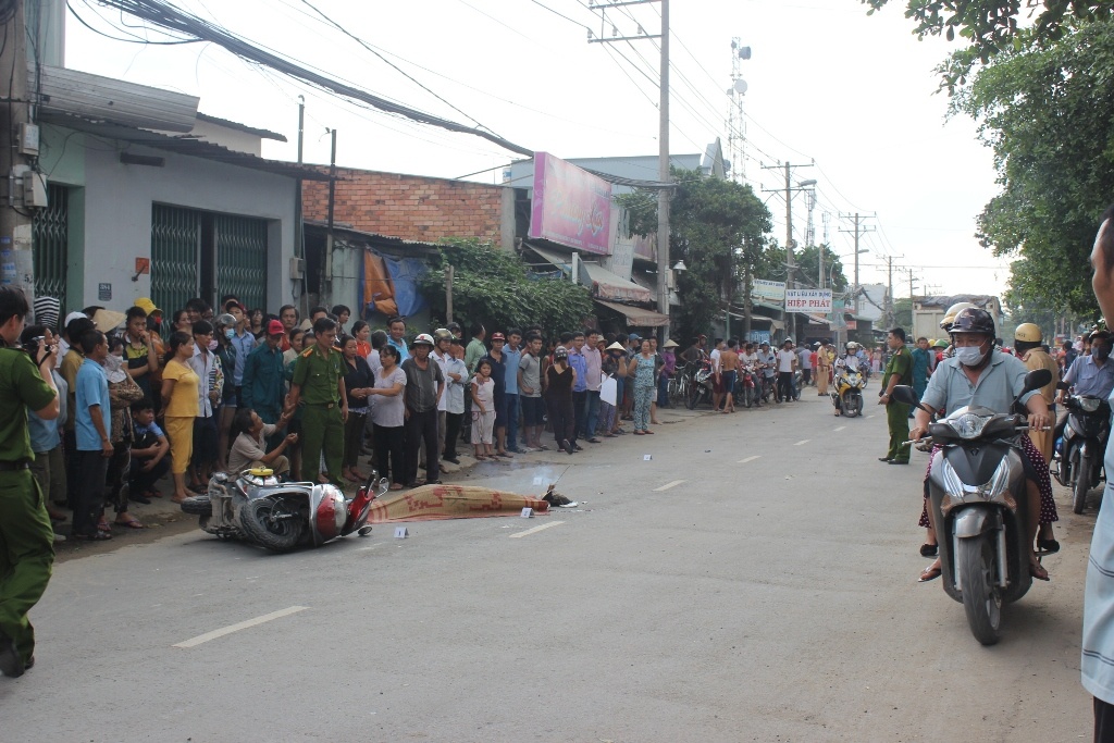 Xe ben lan duong, mot phu nu chet tham cach nha 300 m hinh anh