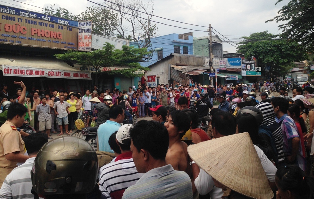 Hàng trăm người dân hiếu kì tập trung theo dõi vụ việc và bức xúc phản ánh tình trạng xe ben, xe đầu kéo chạy ẩu trên đường Nguyễn Xiển.