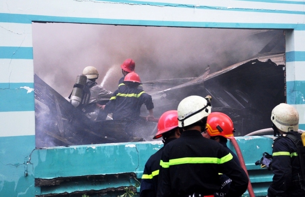 100 canh sat dap tat dam chay lon o Sai Gon trong 4 gio hinh anh