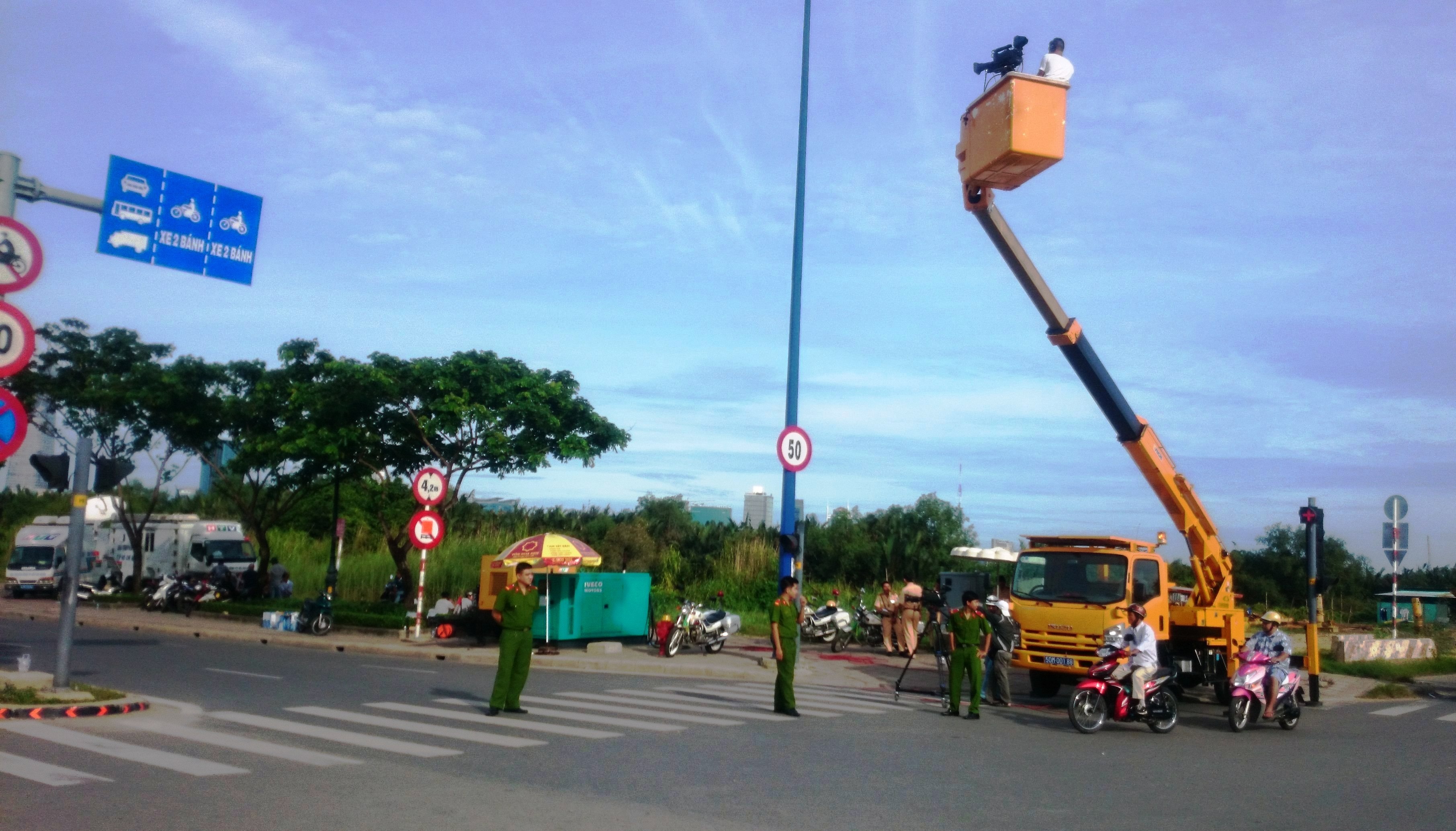 Lực lượng chức năng phong tỏa làn đường xe máy trên đại lộ Mai Chí Thọ phục vụ giải đua xe đạp.