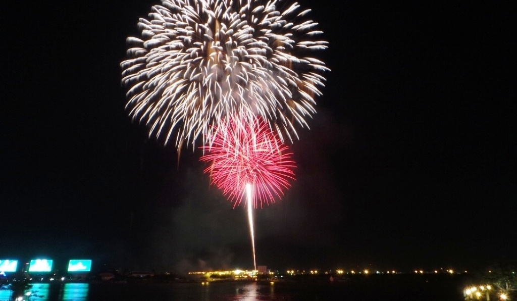 Pháo hoa được bắn từ khu vực hầm vượt sông Sài Gòn chào mừng Quốc Khánh 2/9/2014.