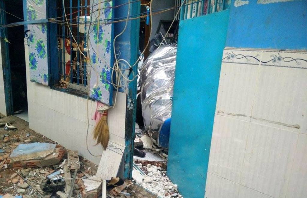 Bon nuoc roi tu tang 4 de chet be 8 thang tuoi hinh anh