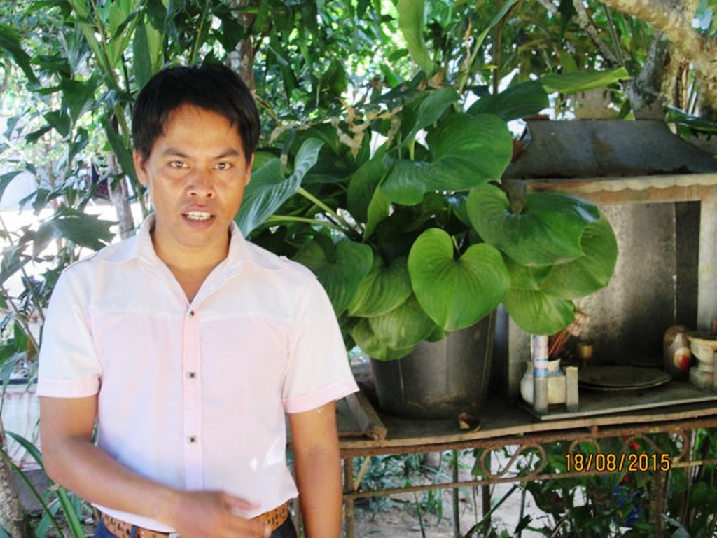 Anh Hồ Văn Thủ - dân tộc Pa Ko, cán bộ văn hóa xã A Xing (Hướng Hóa - Quảng Trị) - bên “cây tình yêu” được trồng tại nhà mình..