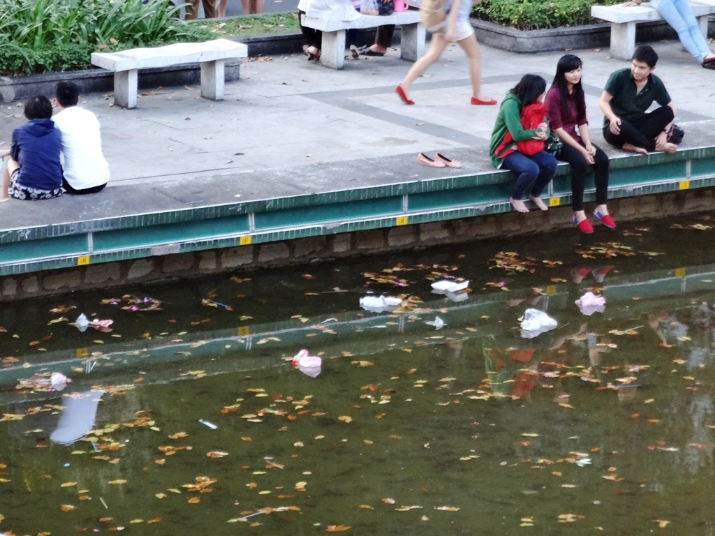 Hình ảnh vẫn thường gặp tại các địa điểm tập trung bạn trẻ. Trong ảnh: rác trôi trên mặt hồ Con Rùa (TP.HCM) - Ảnh: Mạnh Khang.