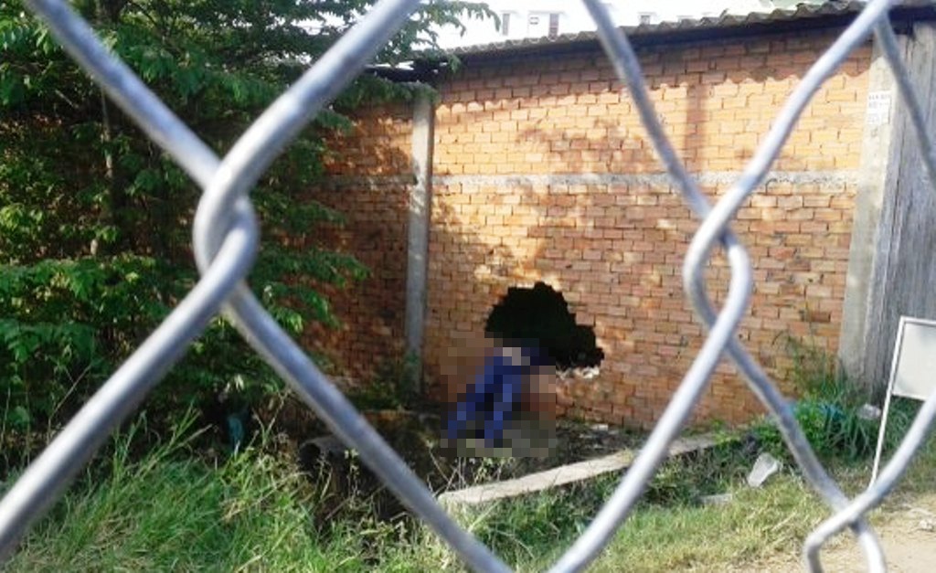 Xe may kep 3 tong thung tuong gach, 2 nguoi chet tai cho hinh anh