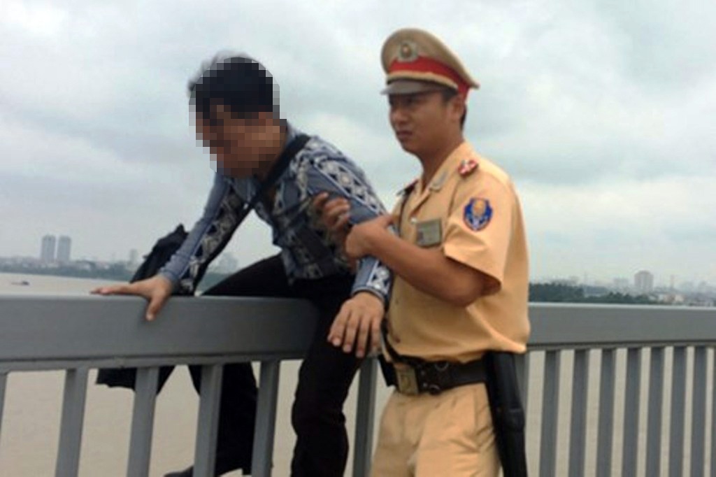 CSGT giai cuu thanh nien nhay cau tu tu hinh anh