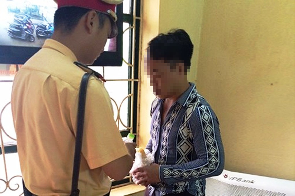 CSGT mua bánh mỳ, nước uống cho người thanh niên.