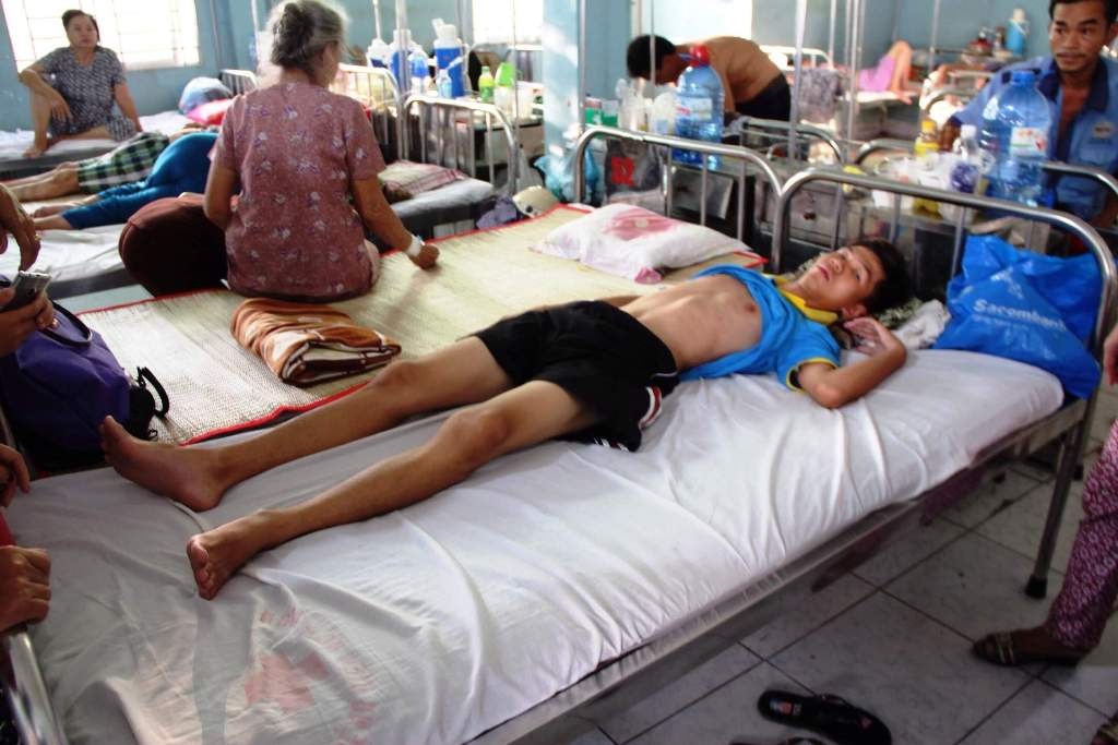 Cong an xa chich roi dien, thanh nien cam diec ngat xiu hinh anh
