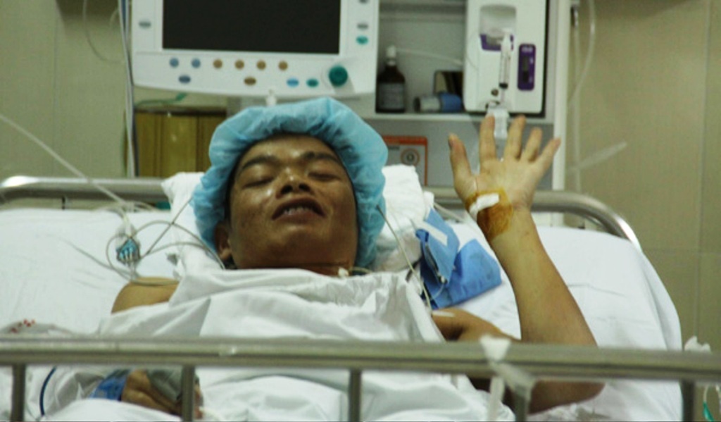 Bệnh nhân ghép tim giơ tay chào phóng viên.