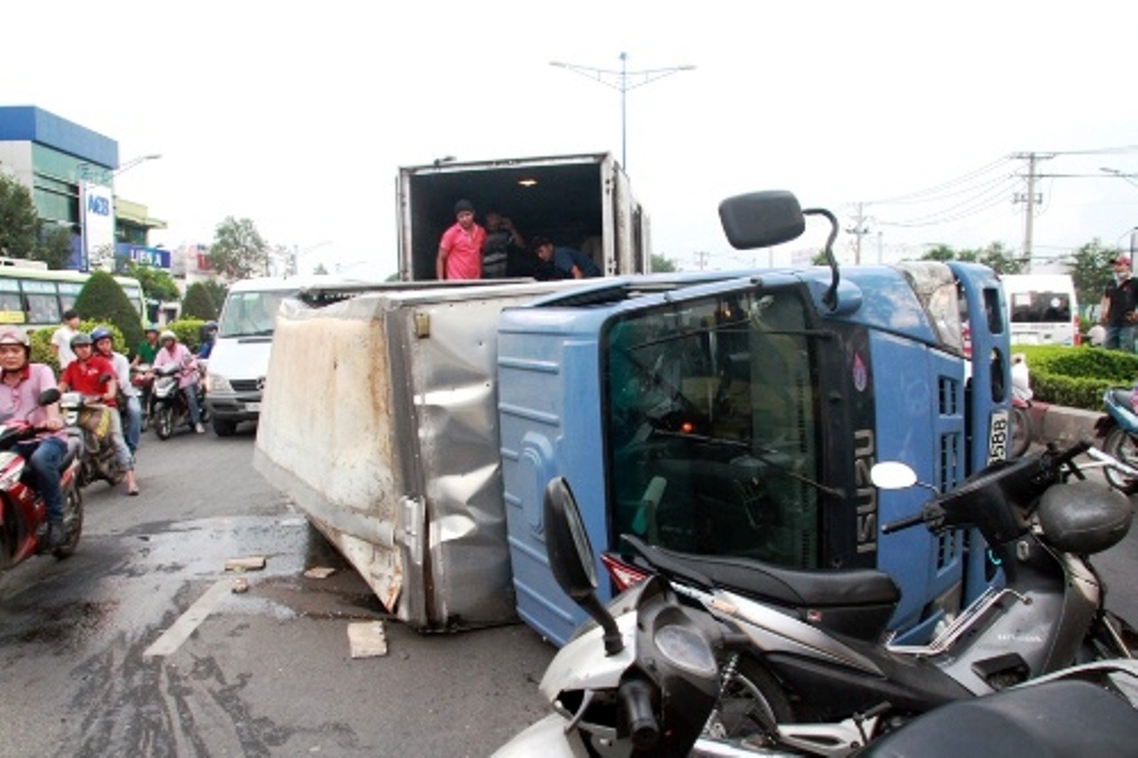 Lat xe cho 500 ket bia, ket duong den toi hinh anh