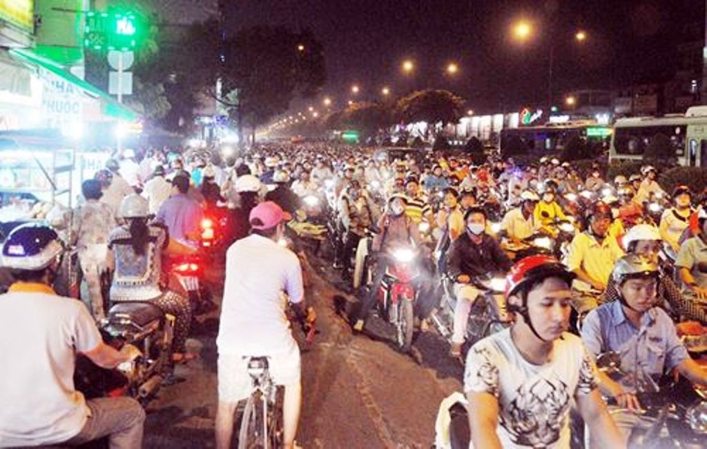 Đến tối, giao thông trên đường Trường Chinh vẫn còn ùn tắc nghiêm trọng.