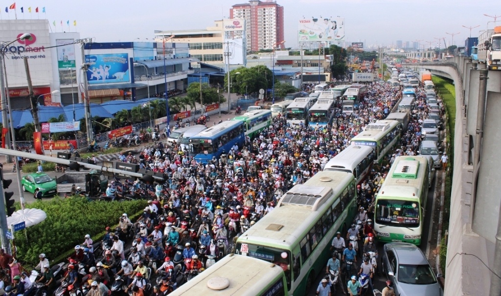 Den giao thong chi hien mau do, xa lo Ha Noi ket cung hinh anh