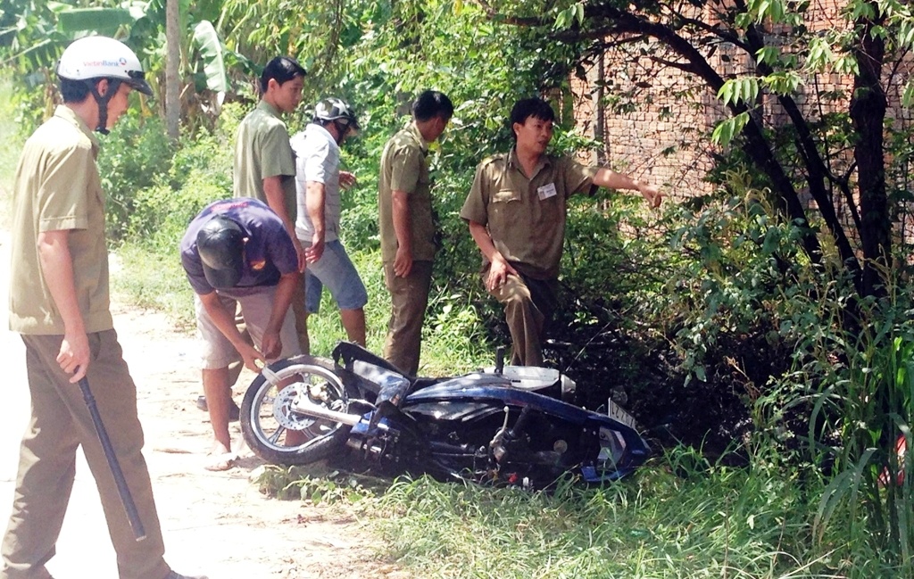 Chiếc xe máy được trục vớt, đưa về cơ quan công an.