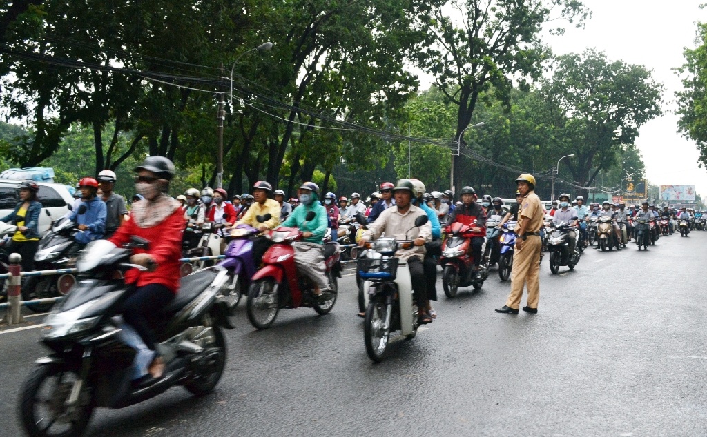 Do ùn tắc nghiêm trọng, hàng trăm người bất chấp nguy hiểm, chạy ngược chiều trên đường Hoàng Minh Giám. 
