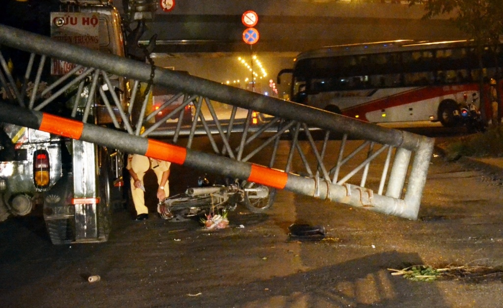 Xe dau keo tong gay khung sat, nguoi di duong tu vong hinh anh