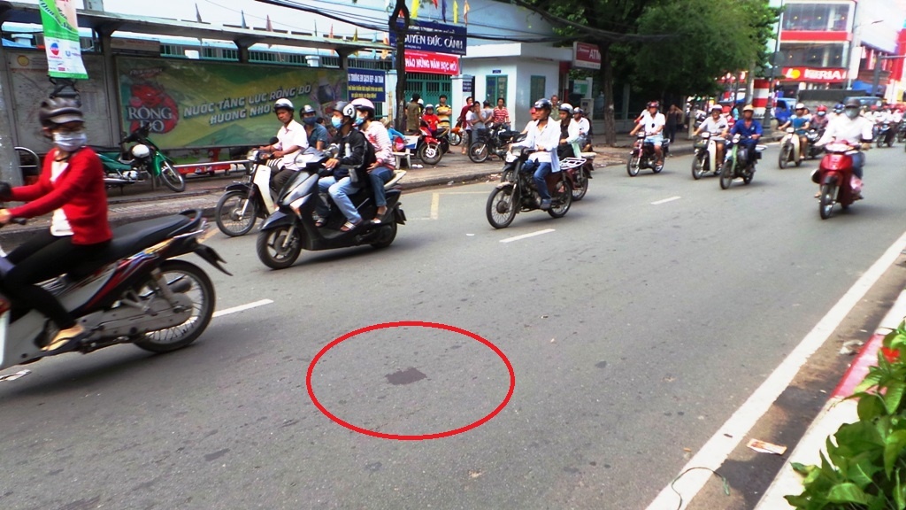 Khu vực cô gái bị ôtô tông văng từ cầu vượt xuống đường.