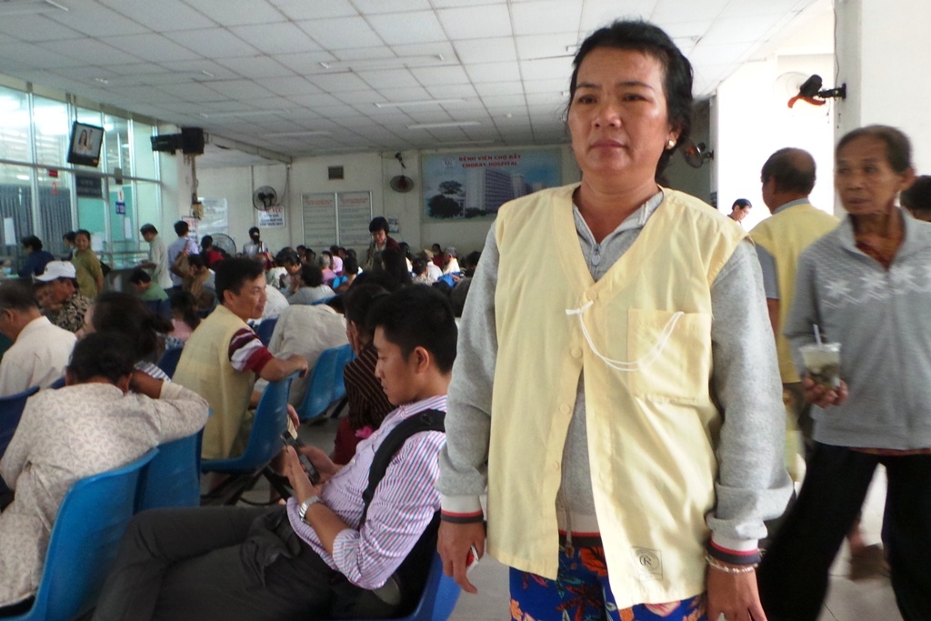 Bà Chung tại bệnh viện Chợ Rẫy để chăm sóc con gái bị thương nặng sau khi chôn cất cháu ngoại.