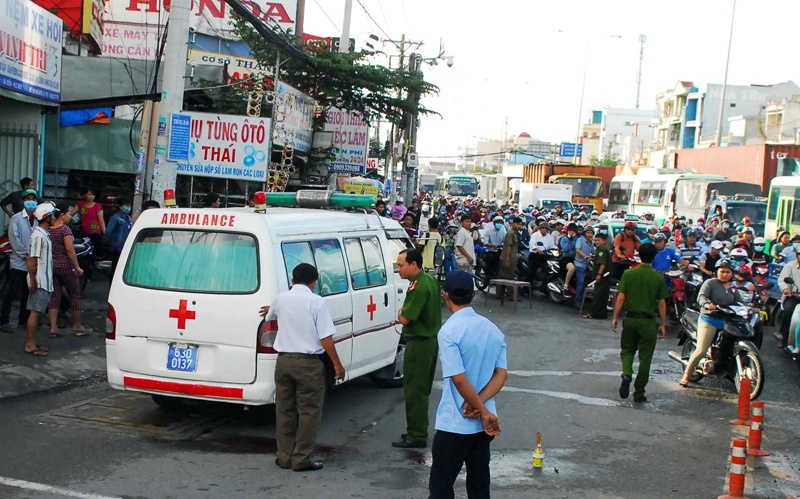 Xe tai cuon 3 nguoi vao gam o 'vong xoay tu than' An Suong hinh anh