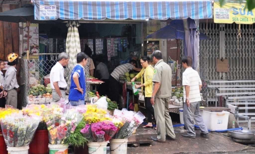 Thanh nien tu vong vao rang sang, tren nguc co vet dam hinh anh