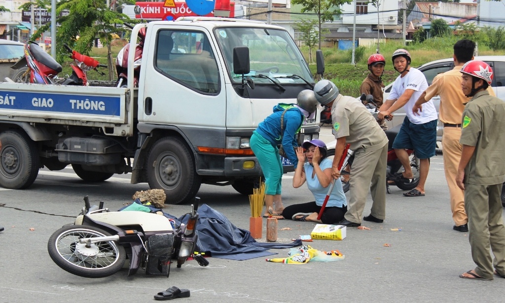 Tai nan thuong tam, ong va chau 2 tuoi chet tham hinh anh