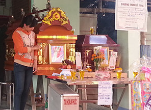 Cha chet chay cung 3 con de lai thu tuyet menh hinh anh