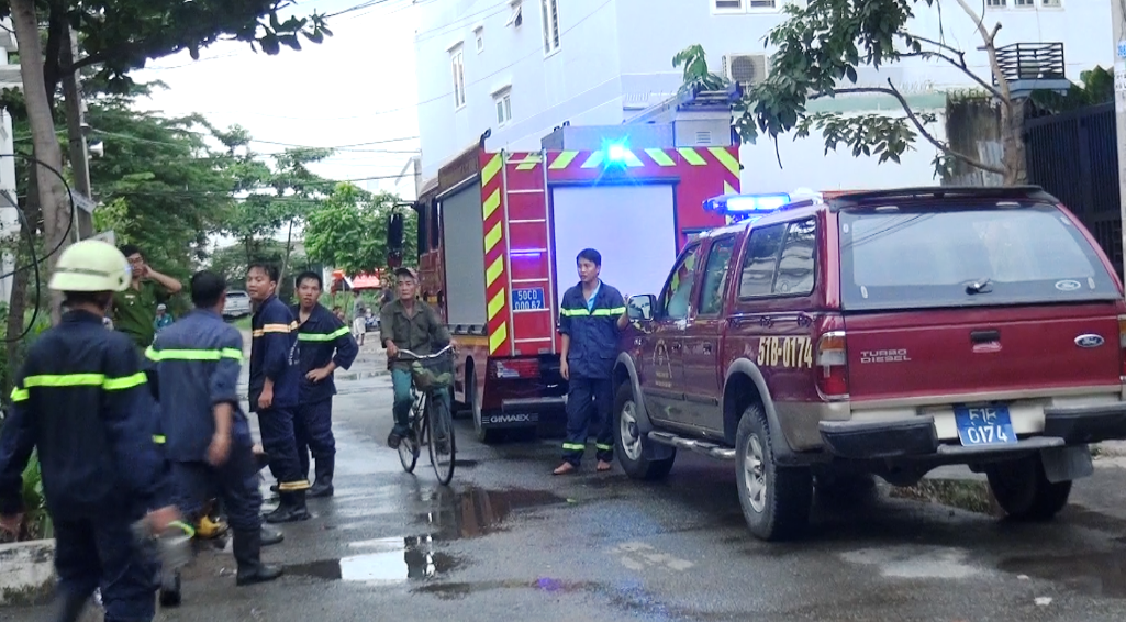 Nguoi phu nu cuu 2 be trai trong dam chay o Sai Gon hinh anh