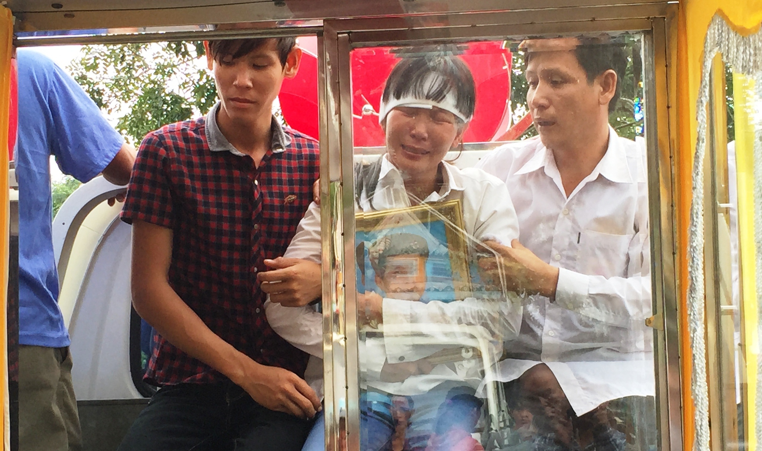 Nguoi dan thuong xot 3 em be tu vong trong dam chay hinh anh