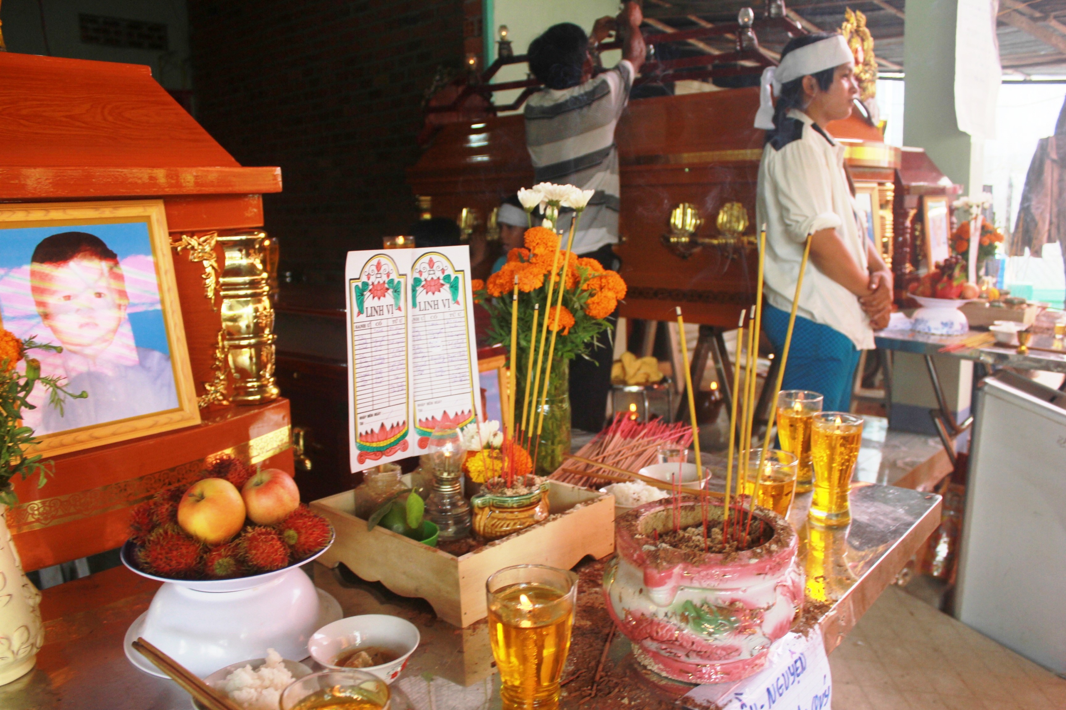 Nguoi dan dau xot nan nhan trong vu hoa hoan lam bon nguoi tu vong hinh anh