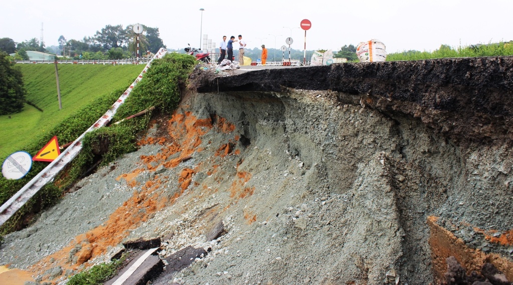 Cau vuot Thu Duc sat lo nghiem trong sau mua lon hinh anh