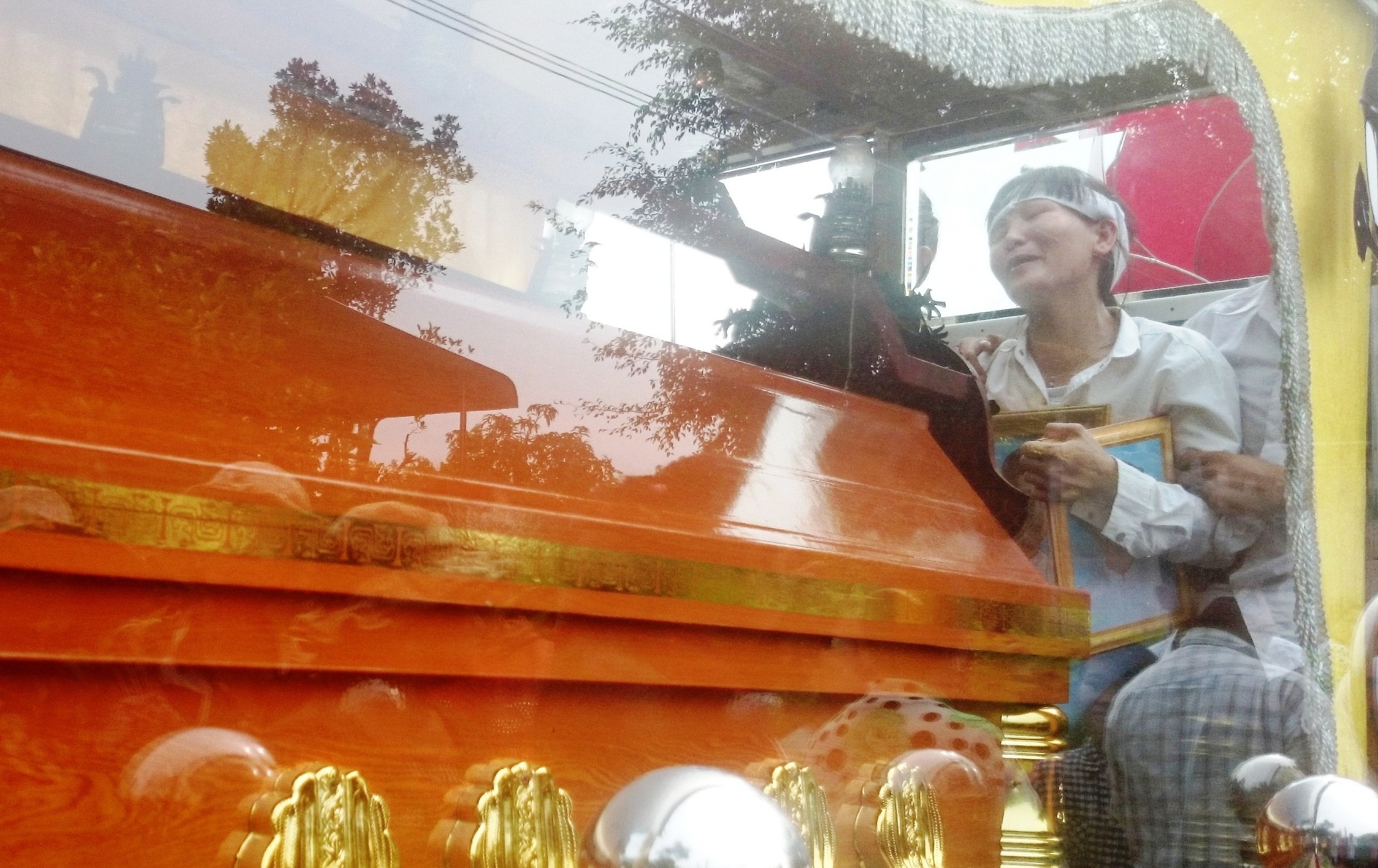 Nguoi me khoc ngat ben quan tai chong va 3 con nho hinh anh