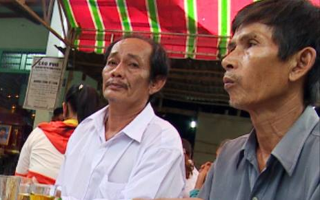 Nguoi ong lang le trong can nha dat 4 co quan tai hinh anh