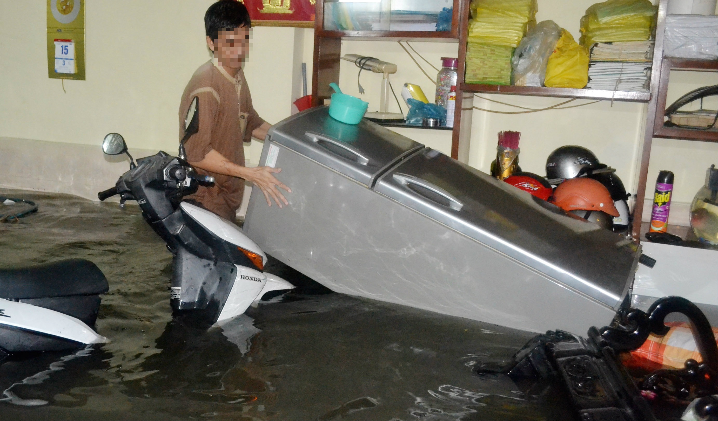 Trang dem bom nuoc, cuu tai san o Sai Gon hinh anh
