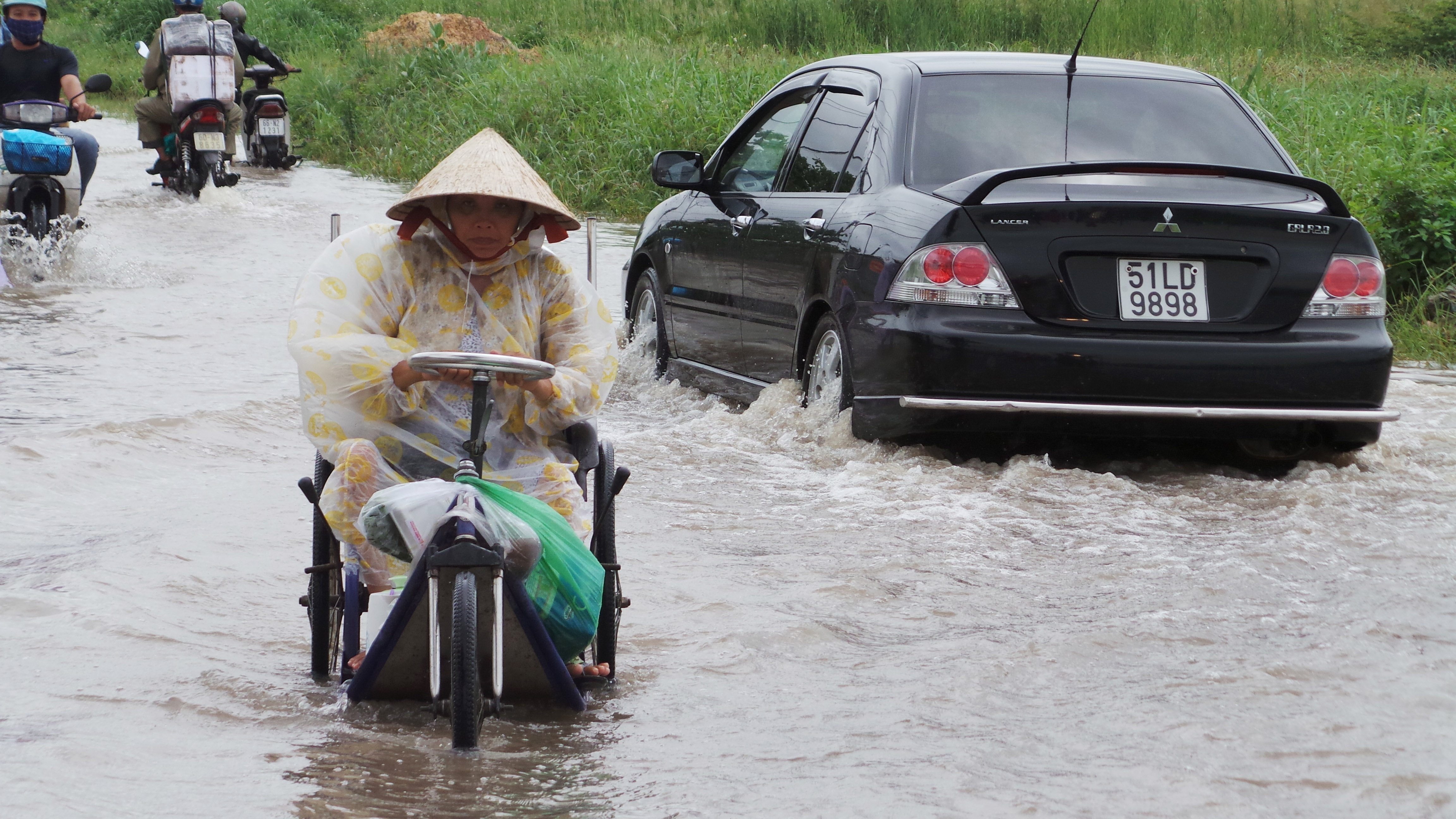 Dong nuoc ngap tan cong gia dinh benh tat o Sai Gon hinh anh