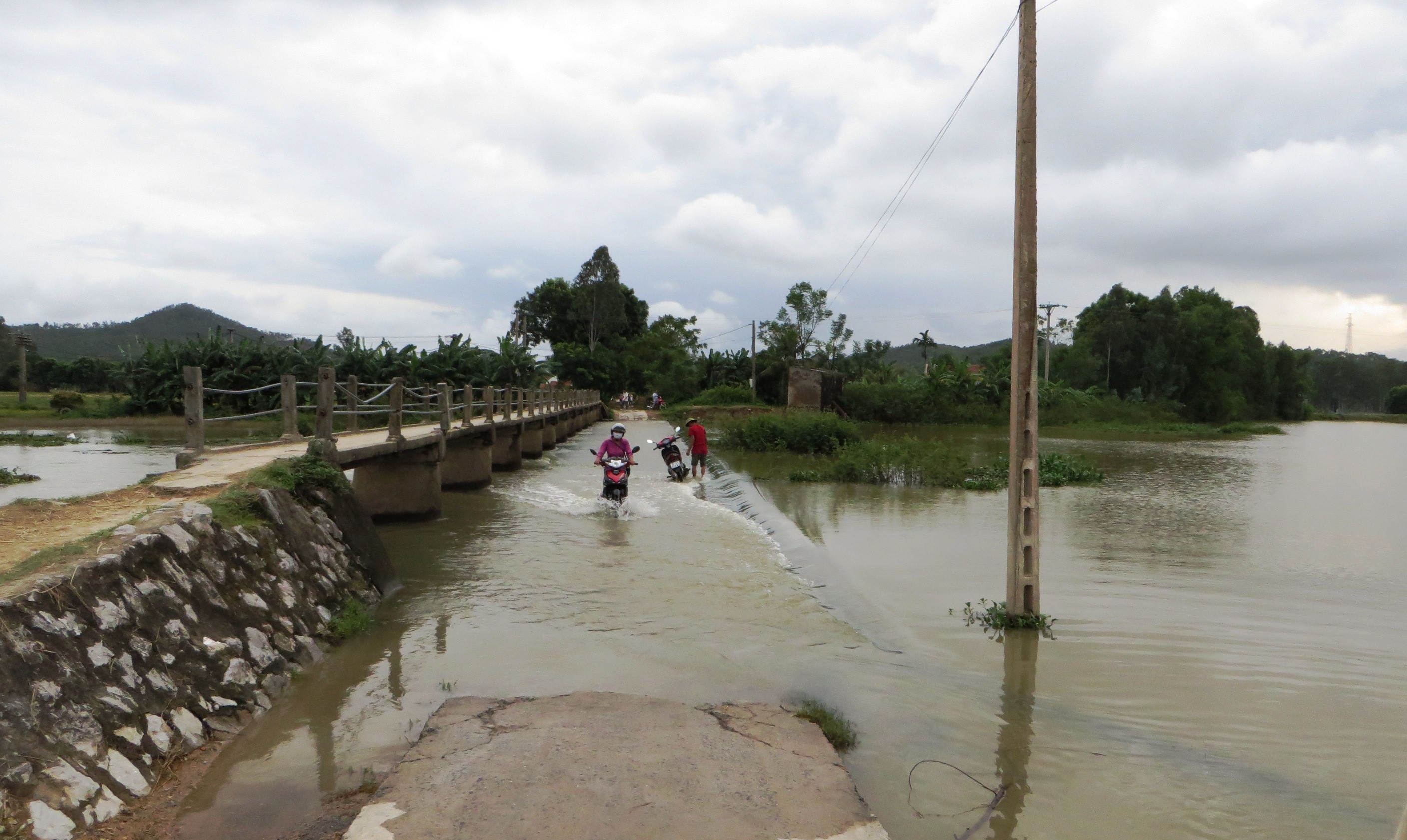 Khu vực đập nước nơi ba học sinh tử nạn. Ảnh: Phạm Hòa.