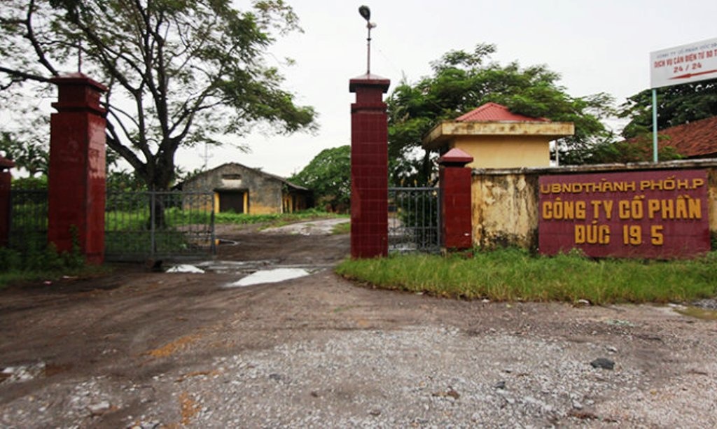 Khu vực bên ngoài xưởng sản xuất của Công ty cổ phần đúc 19-5, nơi xảy ra sự cố nổ lò gang khiến bốn công nhân bị bỏng.