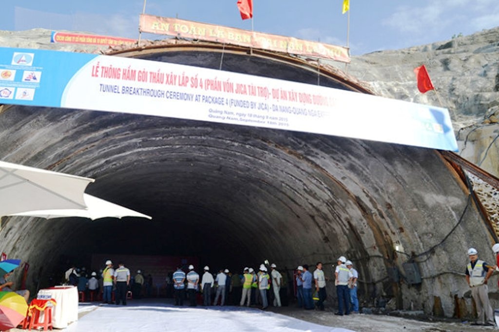 Hầm đường bộ thuộc gói thầu số 4 dự án đường cao tốc Đà Nẵng - Quảng Ngãi chính thức được thông.